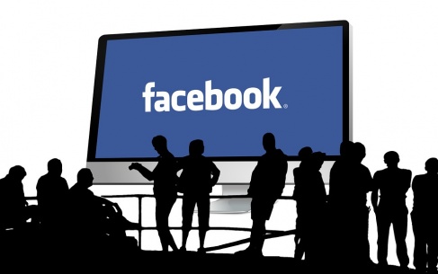 Facebook перевіряє підозрілі розмови користувачів